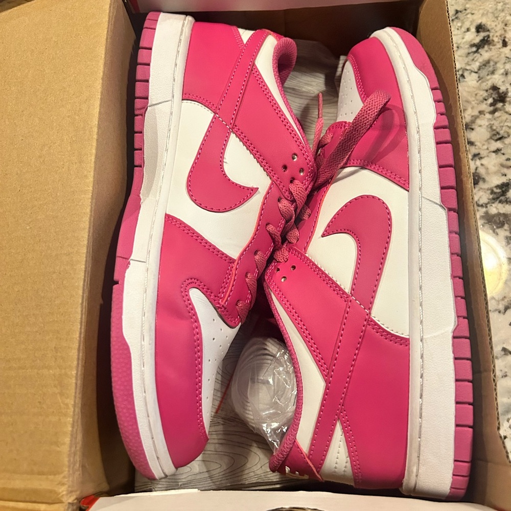 Pink Nike fushia dunks